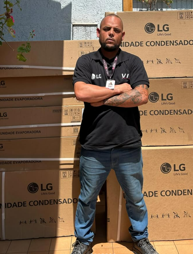 Profissional da RL Refrigeração SP junto a equipamentos LG